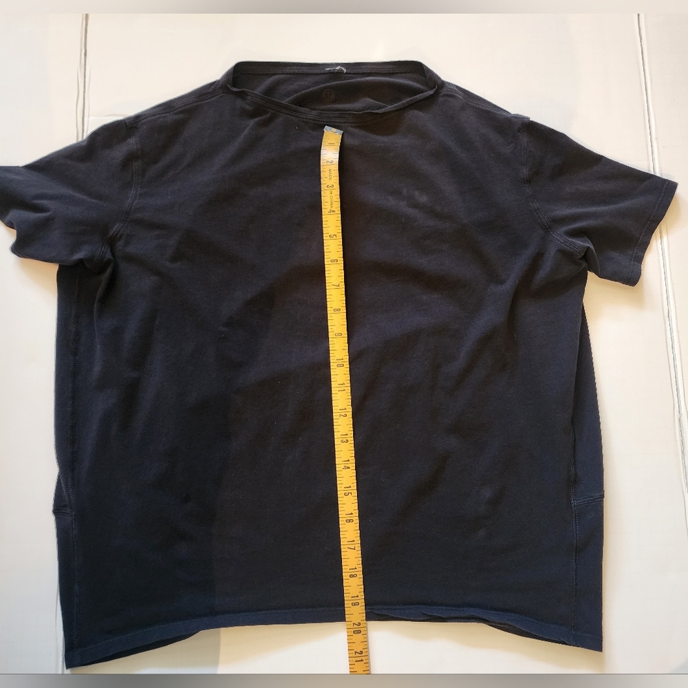 Lululemon women's black Baggy tee.